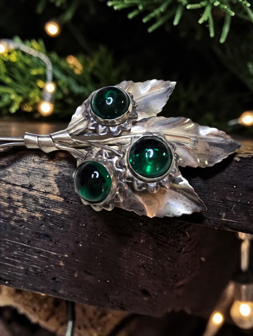 Vintage 1940s Sterling Silver Leaf with Emerald Green Cabochons Brooch - Picture 5 of 6